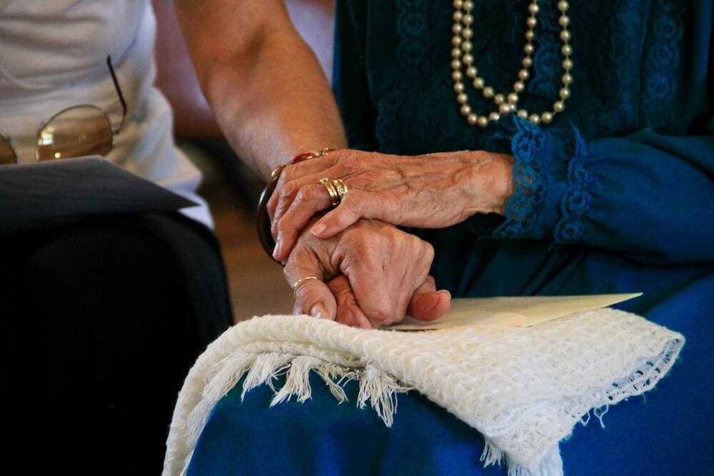 W jaki sposób można pomagać starszym ludziom?